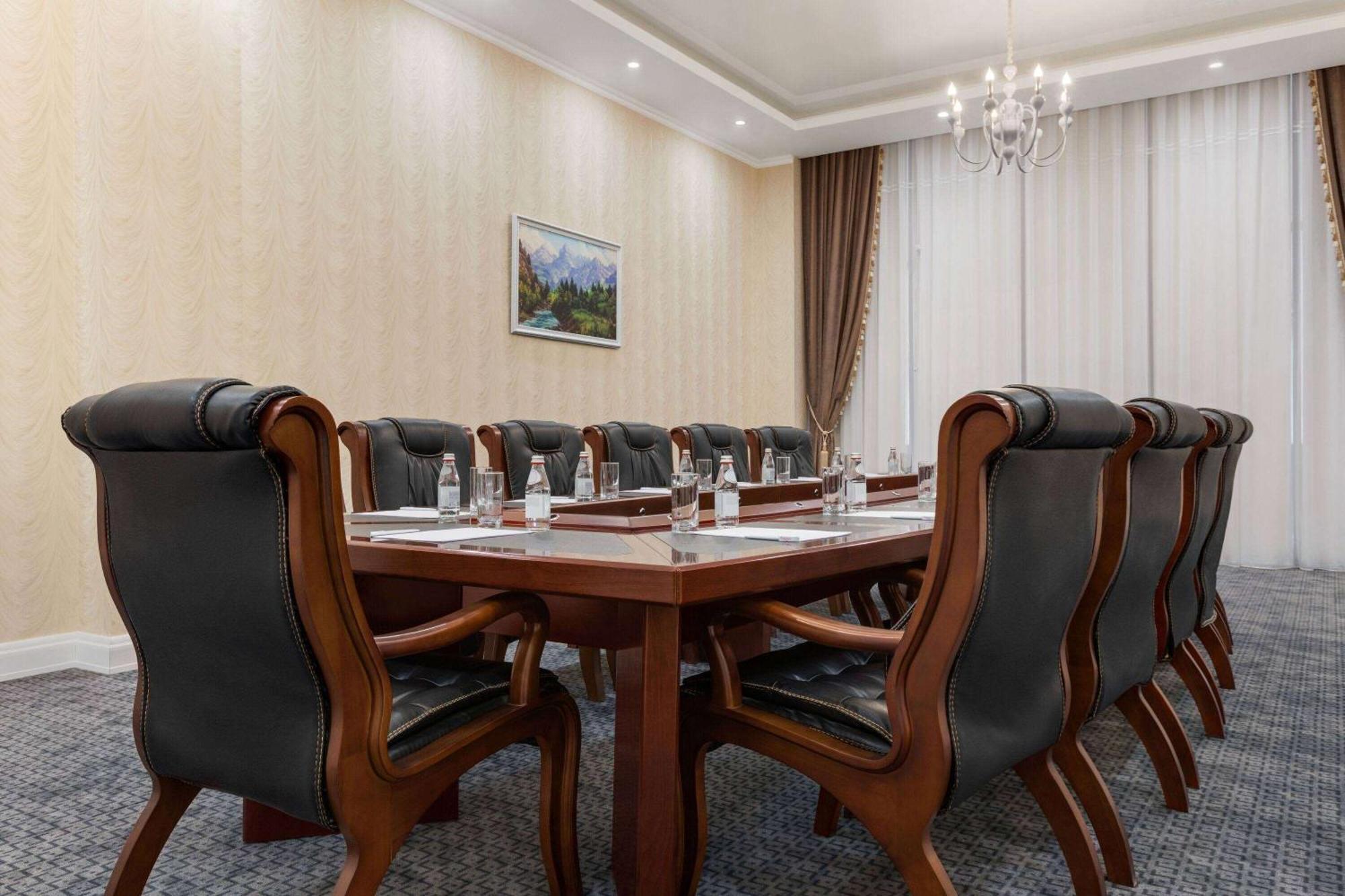 Ramada By Wyndham Shymkent Hotel Luaran gambar